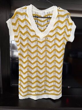 White and Mustard Chevron Knit Short Sleeve Sweater